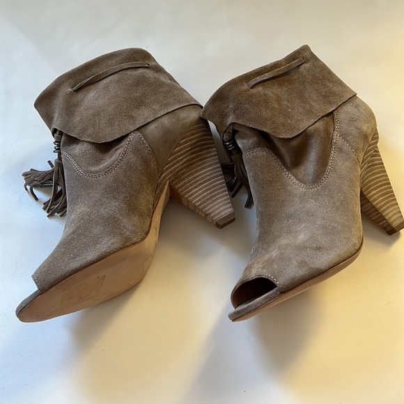 Sigerson Morrison NWOT Faro Suede Peep-Toe Tassel Boho Bootie Size 10 - Picture 5 of 11